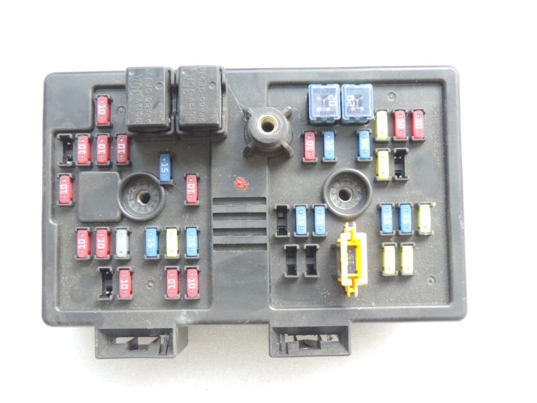 Chevrolet Captiva drošinātāju kārba releju moduļu vadības bloks 96821082