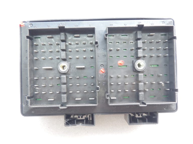 Chevrolet Captiva drošinātāju kārba releju moduļu vadības bloks 96821082