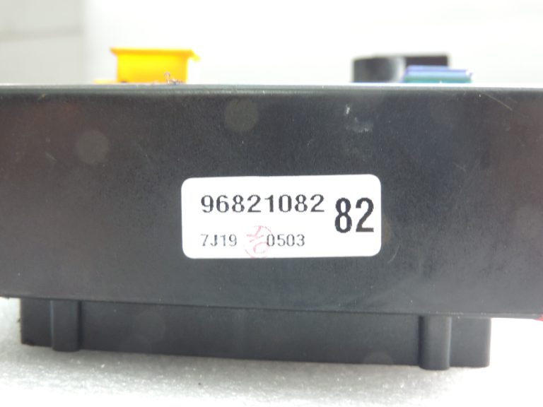 Chevrolet Captiva drošinātāju kārba releju moduļu vadības bloks 96821082