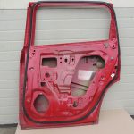 Chevrolet Orlando Aizmugurējo durvju aizmugurējā labā krāsa Durvis R Right GCS Velvet Red Metallic