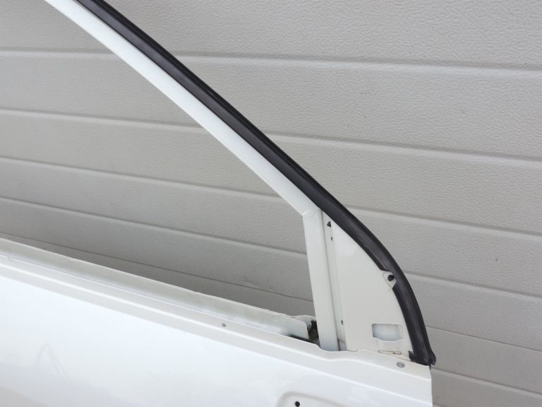 Opel Antara Priekšējās durvis labās puses labās puses – Krāsa – kristālbalta – 13U / GBQ