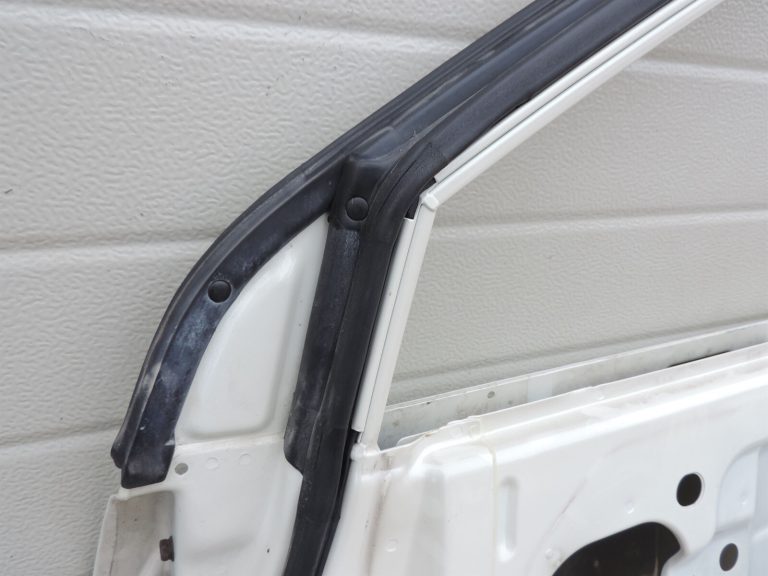 Opel Antara Priekšējās durvis labās puses labās puses – Krāsa – kristālbalta – 13U / GBQ