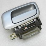 Opel Astra G ārējo durvju rokturis aizmugurējais kreisais 24443948 Krāsa – gaiši sudraba – 163