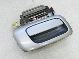 Opel Astra G ārējo durvju rokturis aizmugurējais labajā pusē 24443949 Krāsa - gaiši sudraba - 163