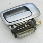 Opel Astra G ārējo durvju rokturis aizmugurējais labajā pusē 24443949 Krāsa – gaiši sudraba – 163
