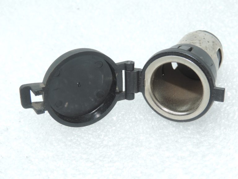 Oriģinālais Hyundai i40 kontaktligzda 12V 120W pieslēguma ligzda 951203K700