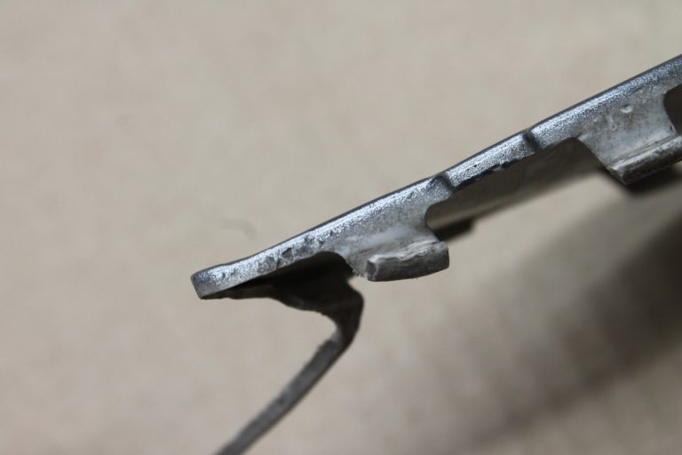 Opel Astra J Hečbeks aizmugurējā bampera stiprinājuma vāciņš Silver Lake GEV 13266588