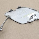 Opel Astra J Hečbeks aizmugurējā bampera stiprinājuma vāciņš Silver Lake GEV 13266588