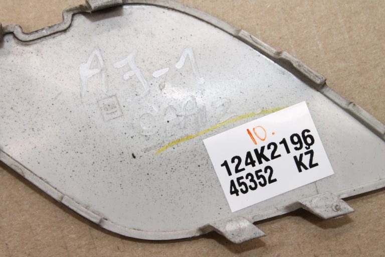 Opel Astra J Hečbeks aizmugurējā bampera stiprinājuma vāciņš Silver Lake GEV 13266588
