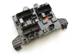 Opel Astra J Drošinātāju kārba Centrālā elektroinstalācija 13302300 QP 13343949 Drošinātāju kārba