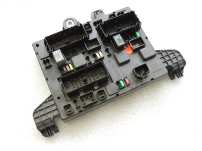 Opel Astra J Drošinātāju kārba Centrālā elektroinstalācija 13302300 QP 13343949 Drošinātāju kārba