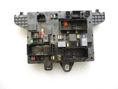Opel Astra J Drošinātāju kārba Centrālā elektrība 13302301 QQ 1238688 Drošinātāju kārba