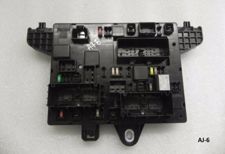 Opel Astra J Zafira C Drošinātāju bloks Vadības bloks 13368651 UJ FUSE BOX