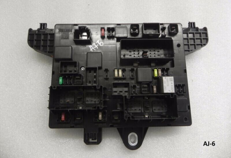 Opel Astra J Zafira C Drošinātāju bloks Vadības bloks 13368651 UJ FUSE BOX