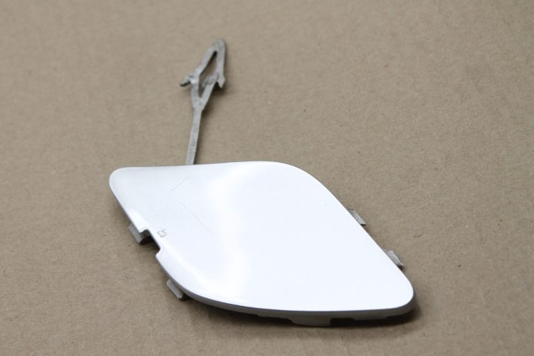 Opel Astra J Hečbeks aizmugurējā bampera velkoņa vāciņš Argon Silver 13266588