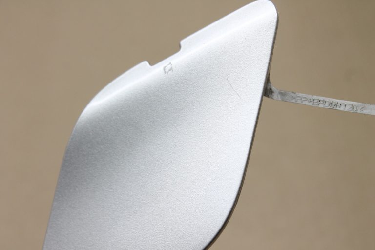 Opel Astra J Hečbeks aizmugurējā bampera velkoņa vāciņš Argon Silver 13266588