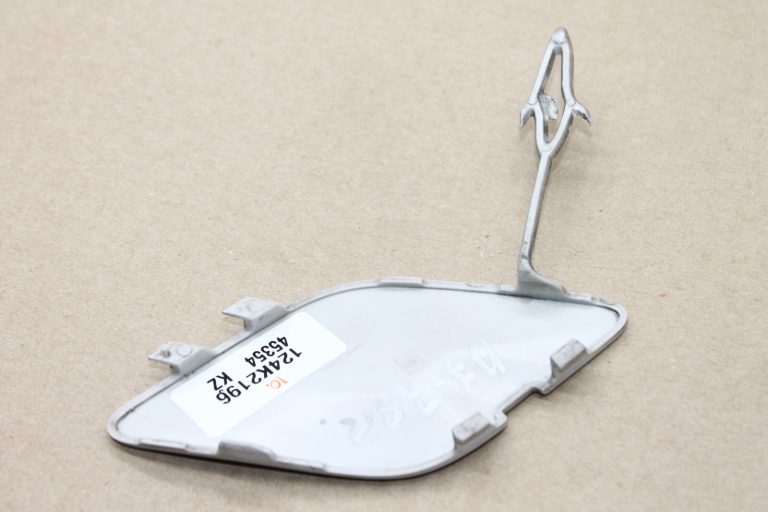 Opel Astra J Hečbeks aizmugurējā bampera velkoņa vāciņš Argon Silver 13266588