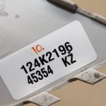 Opel Astra J Hečbeks aizmugurējā bampera velkoņa vāciņš Argon Silver 13266588