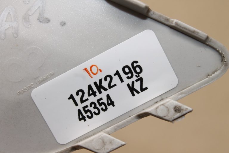 Opel Astra J Hečbeks aizmugurējā bampera velkoņa vāciņš Argon Silver 13266588
