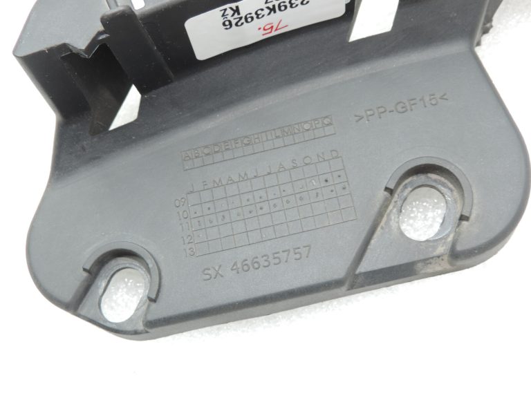 Oriģinālais Alfa Romeo Giulietta 940 priekšējā luktura kreisais kronšteins 77365491 46635757