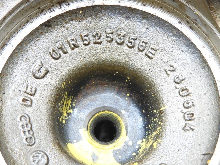 Audi atloka vārpsta aizmugurējās ass diferenciālim FGL 01R525356E