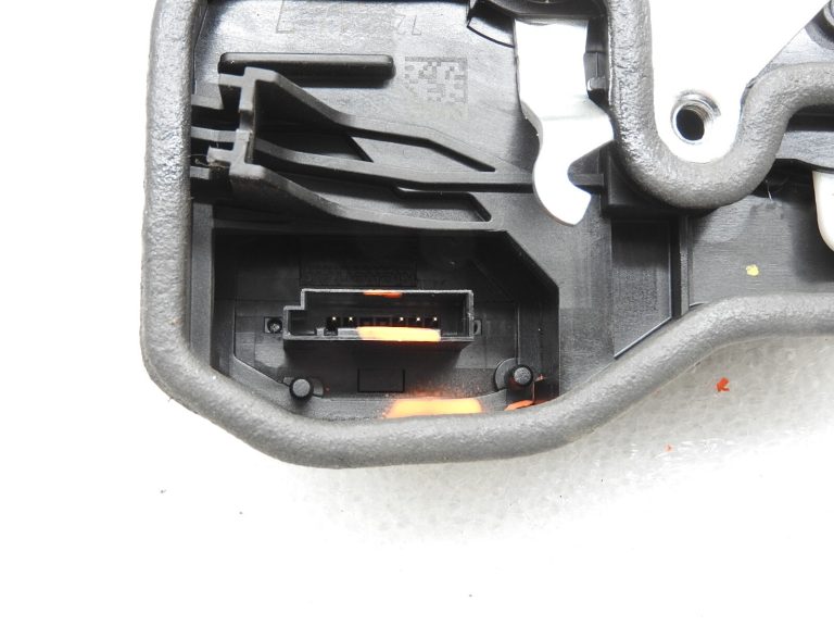 Oriģinālā aizmugurējo kreiso durvju slēdzene BMW F20 F30 F31 F31 F34 F10 F11 E60 E61