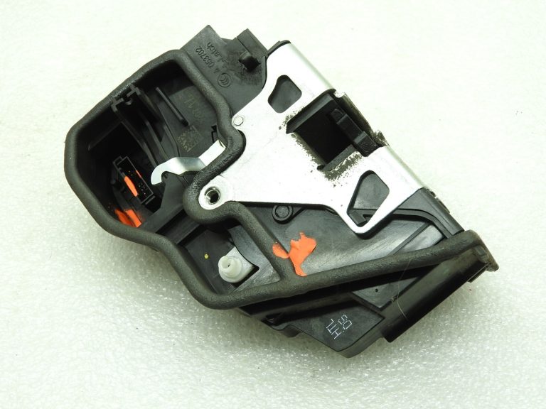Oriģinālā aizmugurējo kreiso durvju slēdzene BMW F20 F30 F31 F31 F34 F10 F11 E60 E61