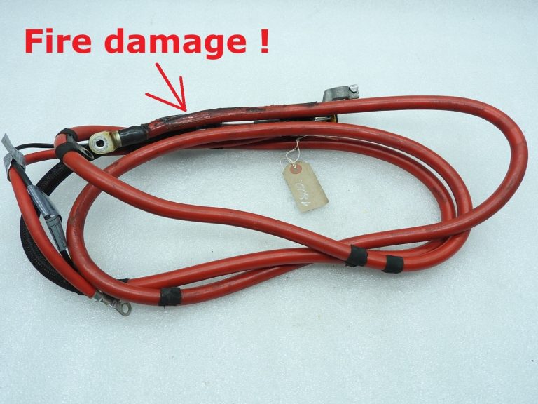 BMW 3 E46 M3 kabriolets akumulatora pozitīvais kabelis ar ugunsgrēka bojājumiem 61127893031 7894511