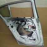 BMW 1. sērija E87 Aizmugurējās kreisās durvis TITĀNA SUDRABA METĀLIJA (354) Aizmugurējās kreisās durvis