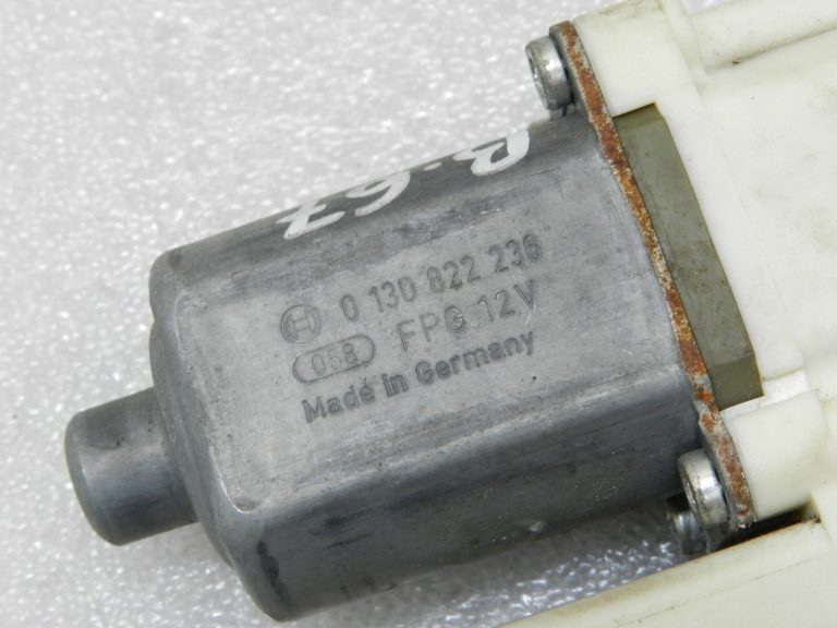 BMW X3 E83 Logu regulatora motors aizmugurējā labajā pusē 67626925966 6925966 Oriģināls