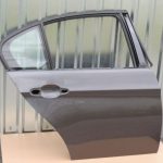 BMW 3. sērijas E90 aizmugurējās labās durvis Aizmugurējās durvis Aizmugurējās durvis Aizmugurējās durvis Dzirkstošā grafīta melnā A22 krāsa