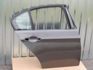 BMW 3. sērijas E90 aizmugurējās labās durvis Aizmugurējās durvis Aizmugurējās durvis Aizmugurējās durvis Dzirkstošā grafīta melnā A22 krāsa