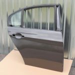 BMW 3. sērijas E90 aizmugurējās labās durvis Aizmugurējās durvis Aizmugurējās durvis Aizmugurējās durvis Dzirkstošā grafīta melnā A22 krāsa