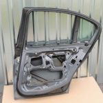 BMW 3. sērijas E90 aizmugurējās labās durvis Aizmugurējās durvis Aizmugurējās durvis Aizmugurējās durvis Dzirkstošā grafīta melnā A22 krāsa