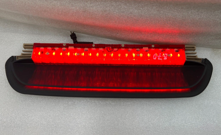 BMW E90 salona aizmugurējais bremžu lukturis 63256946615