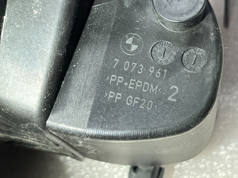 BMW E90 degvielas uzpildes vāka aizbīdnis SPARKLING GRAPHITE METALLIC (A22)