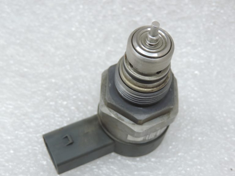 Oriģinālais BMW / MINI N57 N47 B47 Iesmidzināšanas sliedes spiediena regulators BOSCH 13537801992
