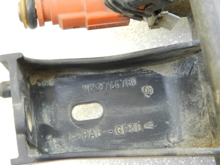 Citroen Peugeot 1.6i 16V 81KW Inžektoru sliede ar inžektoriem 9650764780