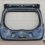 Ford Kuga I aizmugurējās durvis Aizmugurējo durvju krāsa – Jūras pelēks metālika – H8