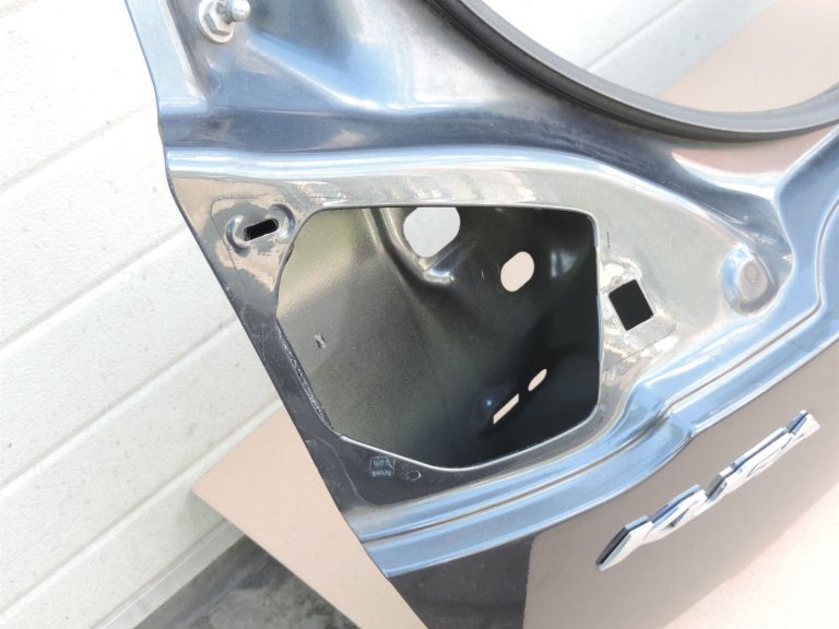 Ford Kuga I aizmugurējās durvis Aizmugurējo durvju krāsa – Jūras pelēks metālika – H8