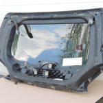 Ford Kuga I bagāžnieka nodalījuma vāka augšējās daļas krāsa – Jūras pelēks metālika – H8