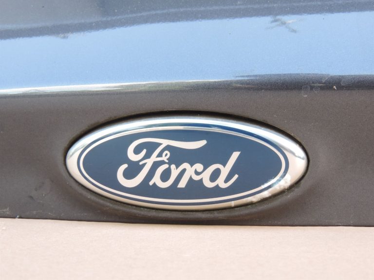Ford Kuga I bagāžnieka nodalījuma vāka augšējās daļas krāsa – Jūras pelēks metālika – H8
