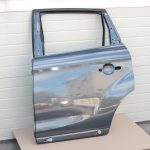 Ford Kuga I Aizmugurējās kreisās durvis Aizmugurējās kreisās durvis – Krāsa – Jūras pelēka metālika – H8