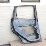 Ford Kuga I Aizmugurējās kreisās durvis Aizmugurējās kreisās durvis – Krāsa – Jūras pelēka metālika – H8