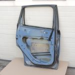 Ford Kuga I Aizmugurējās kreisās durvis Aizmugurējās kreisās durvis – Krāsa – Jūras pelēka metālika – H8