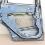 Ford Kuga I Aizmugurējās kreisās durvis Aizmugurējās kreisās durvis – Krāsa – Jūras pelēka metālika – H8
