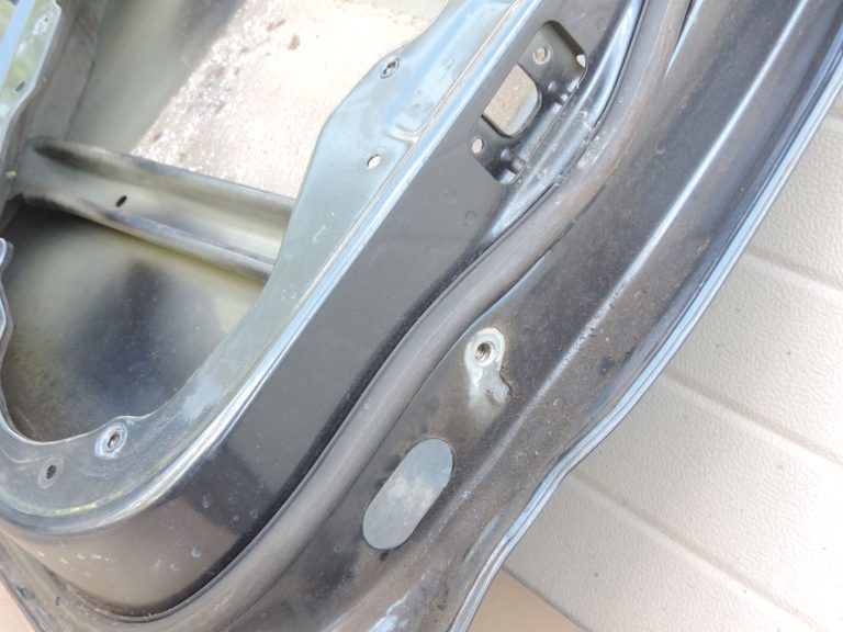 Ford Kuga I Aizmugurējās kreisās durvis Aizmugurējās kreisās durvis – Krāsa – Jūras pelēka metālika – H8
