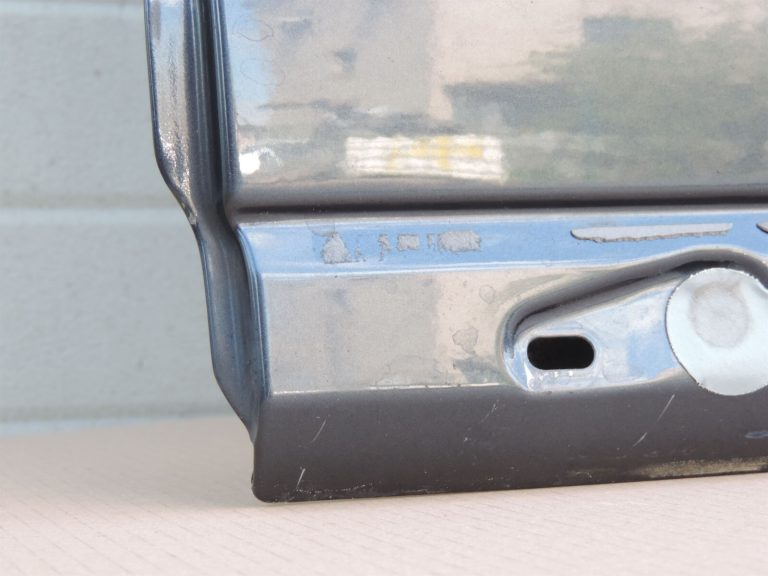 Ford Kuga I Aizmugurējās kreisās durvis Aizmugurējās kreisās durvis – Krāsa – Jūras pelēka metālika – H8