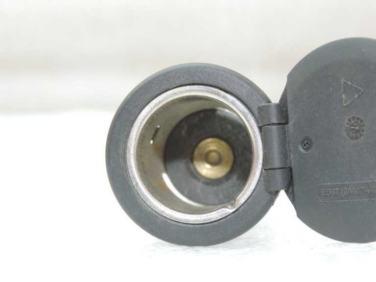 Oriģinālā Ford Ranger P375 priekšējā 12V savienojuma ligzda EB3T-19A487-AB3JA6