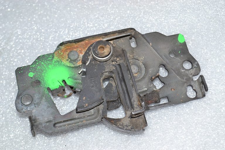 Ford Focus III oriģinālā motora pārsega slēdzene BM5A-16700-BG